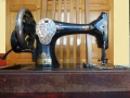 An antique Singer Sewing Machine for sale, снимка 2