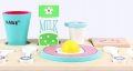 Дървена храна за детска закуска с мляко, чашка, яйце и хлебче