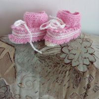Ръчно плетени бебешки терлички, снимка 3 - Бебешки чорапи - 44444686