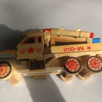 Дървен военен камион с ракети., снимка 1 - Коли, камиони, мотори, писти - 32018740