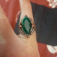 Красив дамски пръстен със зелено камъче и орнаменти , снимка 2 - Пръстени - 35287614
