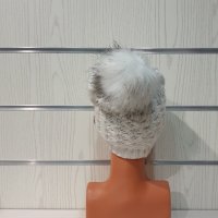 Нова зимна дамска бяла шапка с копчета и с пух/помпон, снимка 5 - Шапки - 35498845