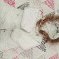 Бяло зимно яке размер 110 със сваляща качулка , снимка 1 - Детски якета и елеци - 44715671