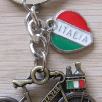 Метален ключодържател-мотопед от Италия, снимка 4 - Колекции - 40124995