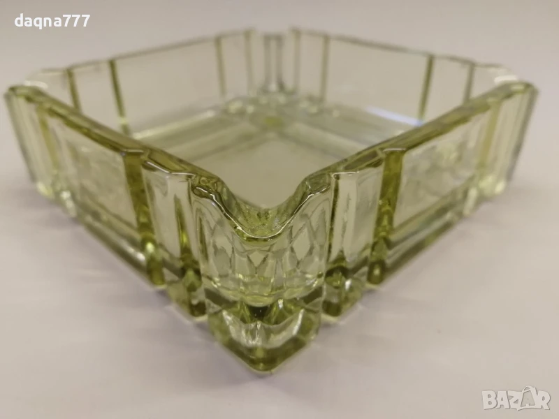 СТАР ПЕПЕЛНИК от оцветено пресовано стъкло, снимка 1