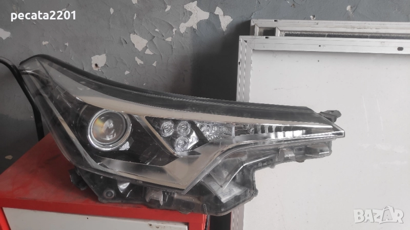 Продавам - оригинален десен фар за Тойота CHR 2019 г., снимка 1