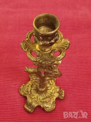 Стар месингов свещник украсен с цветя. , снимка 3 - Антикварни и старинни предмети - 42703541