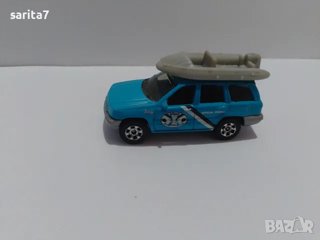 Jeep Grand Cherokee с лодка/сал на покрива на марката Matchbox (в мащаб около 1:58 – 1:64)., снимка 2 - Колекции - 56228217