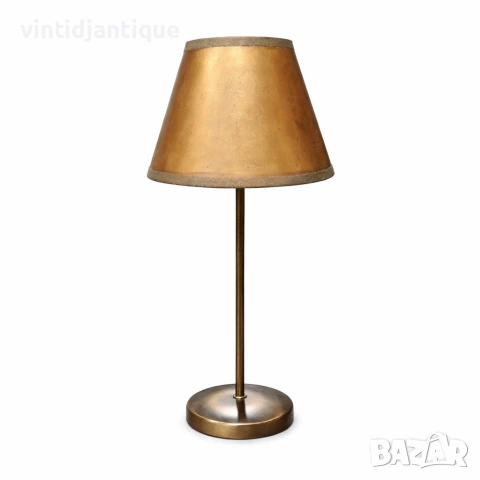 Настолна лампа е класически метален модел