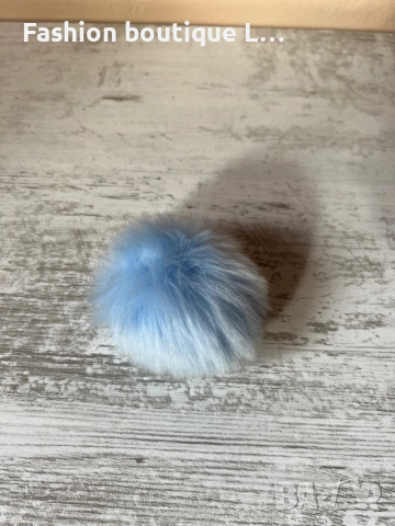 Светло син пухен помпон с бял ластик за закачане на чанти или ключове като аксесоар 🩵🩵🩵, снимка 3 - Други - 52401237