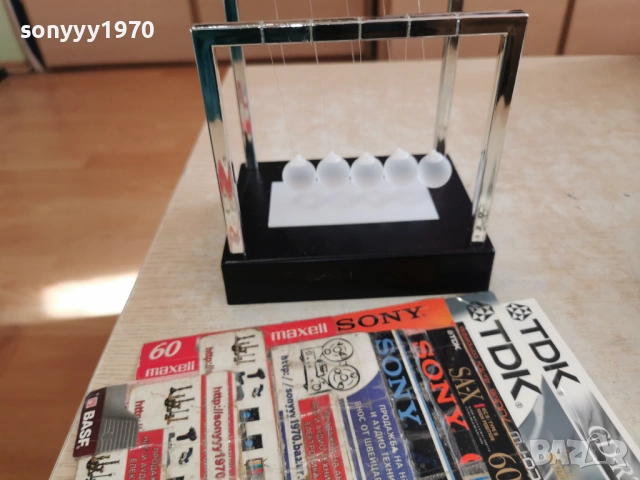 Перпетуум-мобиле с лед подсветка-НЮТОН ЛЮЛКА 15Х15Х11СМ 1501261733, снимка 12 - Колекции - 53112288