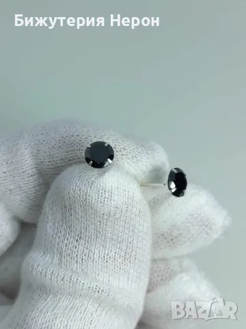 Сребърни обецина на щифт с черни камъни