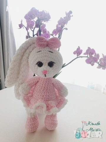 Зайче с дълги пухкави уши - плетена играчка