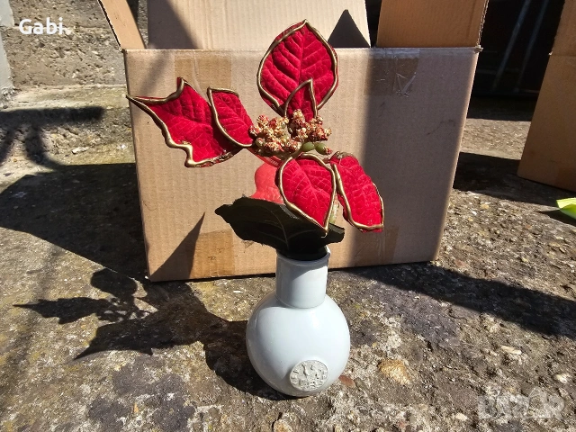 Бяла керамична ваза с релефен медальон – Ретро стил, снимка 2 - Антикварни и старинни предмети - 53899543