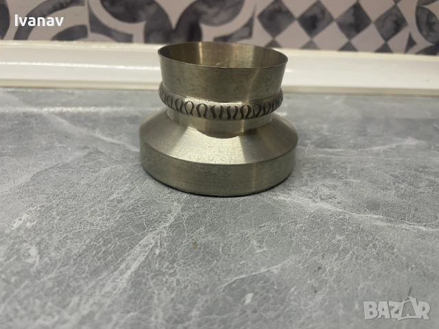 Винтидж метален свещник с гравирани мотиви