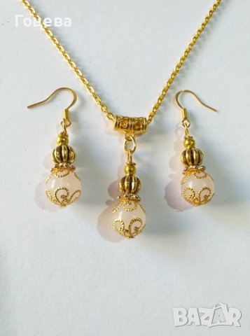 Красивият ни нов комплект бижута с камъни Бял кварц и богати орнаменти в цвят злато 