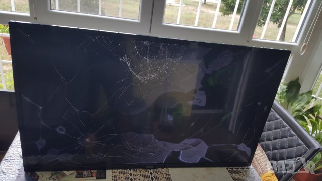 Телевизор PHILIPS 39PHS4112/12 -счупен екран
