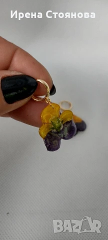 Мини обечки с естествен цвят на мини градинска теменужка. Цветче с размери 2/2 см. 
, снимка 4 - Обеци - 50565584