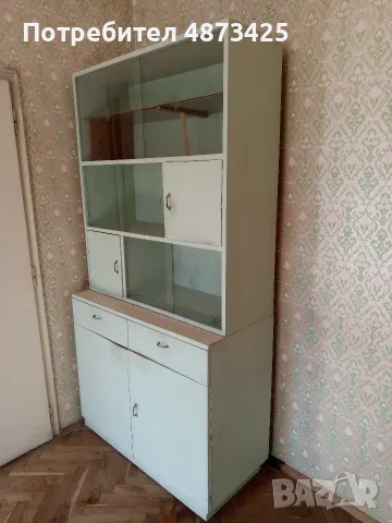 Ретро дървен шкаф, боядисан в зелено