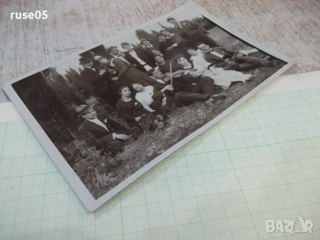 Снимка стара на група младежи при излет сред природата, снимка 3 - Колекции - 47904356