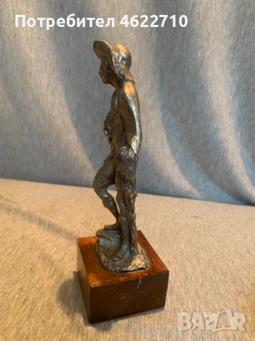 стара калаена статуя  на човек  с шапка върху дървена основа, снимка 2 - Антикварни и старинни предмети - 53065750