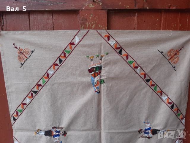 Бродирано каре , покривка с народни носии, снимка 4 - Антикварни и старинни предмети - 54288644