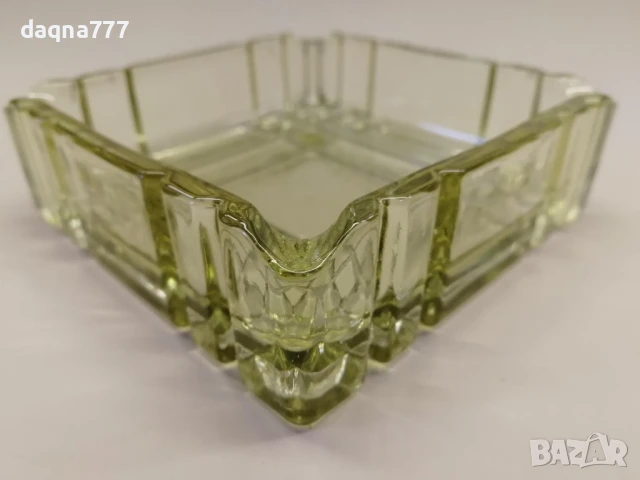 СТАР ПЕПЕЛНИК от оцветено пресовано стъкло