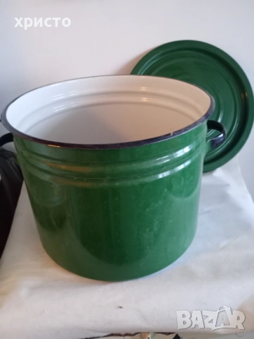 Продавам  емайлирана  тенджера /казан/ с  капак  и  обем 40 л.