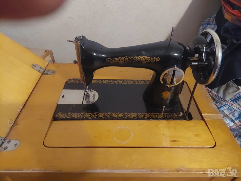 руска крачна шевна машина в шкаф, снимка 1