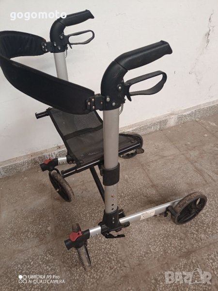 ИДЕАЛНО ЗАПАЗЕН Двойно сгъваем алуминиев ролатор , снимка 1