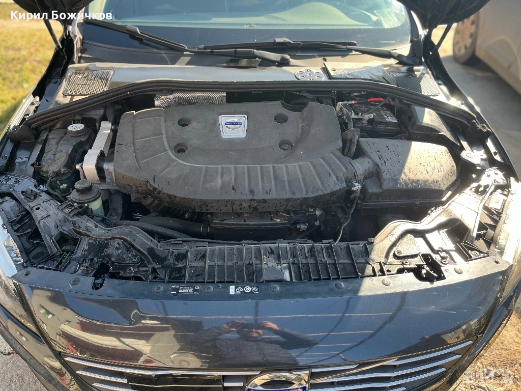 Продавам долнище за двигател Volvo, свалено от автомобил модел V60. Двигателят е надеждният 5-цилинд, снимка 1