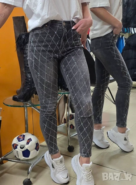 Дамски дънки с блестящи камъчета одпред, снимка 1