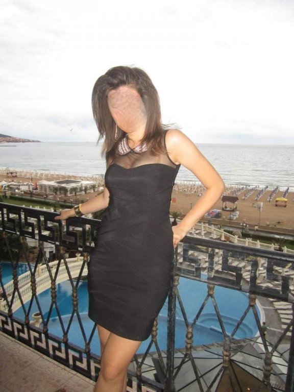 Черна рокля със златисто колие в Рокли в гр. Добрич - ID37050458 — Bazar.bg