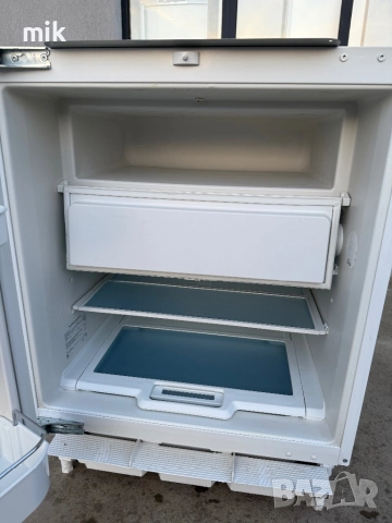 Малък хладилник Bosch за пълно вграждане 82 см , снимка 4 - Хладилници - 52629369