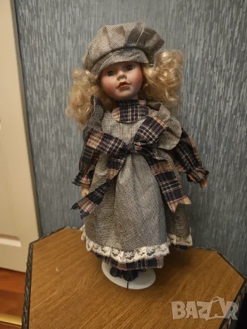 Колекционерска порцеланова кукла