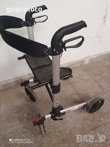 ИДЕАЛНО ЗАПАЗЕН Двойно сгъваем алуминиев ролатор 