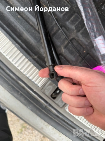 почти нови амортисьори за багажник свалени от Ауди А4 Б6 комби, снимка 2 - Автомобили и джипове - 53983644