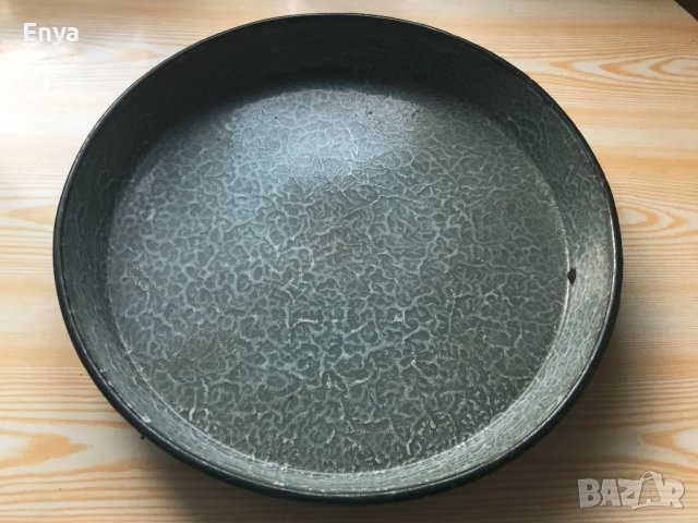 Голяма емайлирана тава от 1951 година