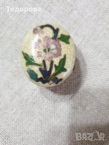 Старинна елипсовидна кутийка от бронз и цветен емайл