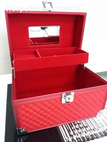 Червено куфарче бижутерка кожа на ромбове с метални заоблени ръбове