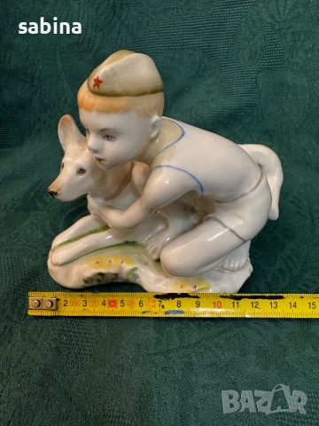 Статуетка „Млад граничар с куче“. ЛФЗ „Ломоносов“, СССР, 1950-1960 г., снимка 3 - Антикварни и старинни предмети - 52975563