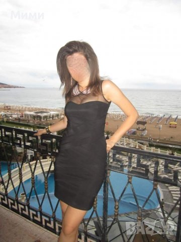 Черна рокля със златисто колие