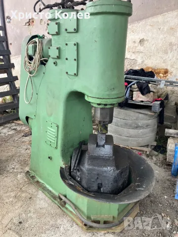 Продавам ковашки пневматичен чук, сила на удар 150t