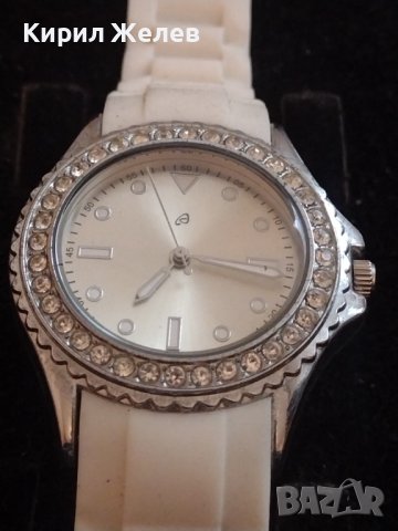 ДАМСКИ ЧАСОВНИК МНОГО КРАСИВ СТИЛЕН ДИЗАЙН С СИЛИКОНОВА КАИШКА И КРИСТАЛИ СВАРОВСКИ 33314, снимка 4 - Дамски - 38780551