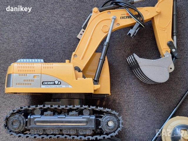 3 бр. радио управляеми играчки, багер, танк, кола , снимка 2 - Електрически играчки - 52639699