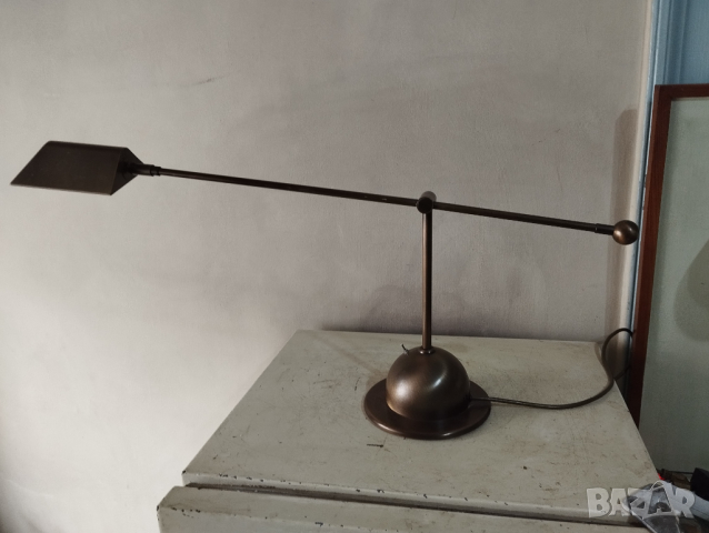 Писалищна настолна лампа