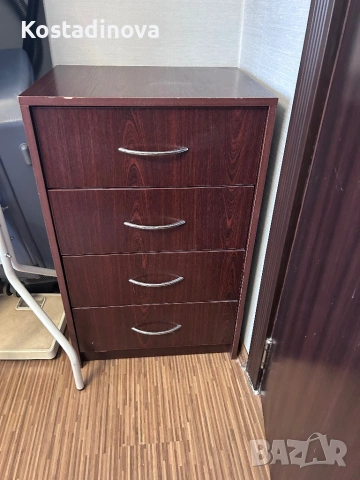 продавам скрин с 4 чекмеджета