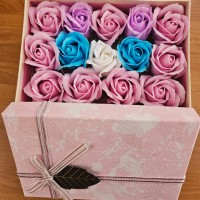Квадратна картонена кутия с 15 бр сапунени рози , снимка 3 - Други - 44583112