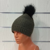 Нова зимна дамска шапка Марекс с помпон/пух , снимка 1 - Шапки - 35511802