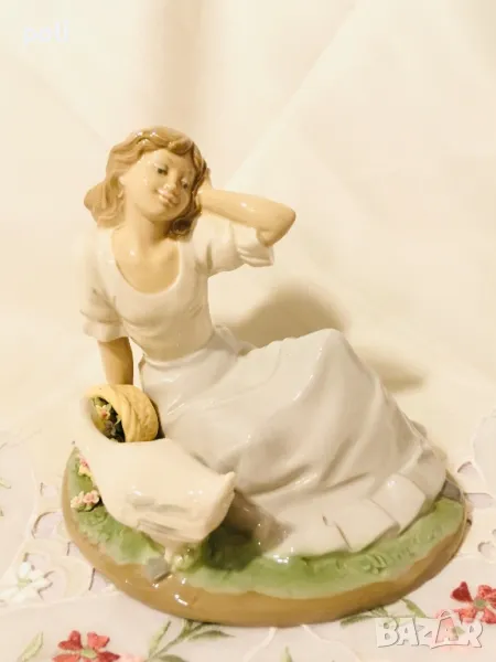 порцеланова статуетка , снимка 1